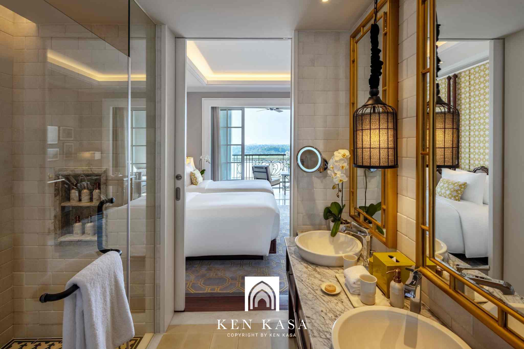 Ph&ograve;ng deluxe suite trong kh&aacute;ch sạn 